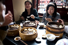 Tweeting while eating is a bad habit Twitter 2